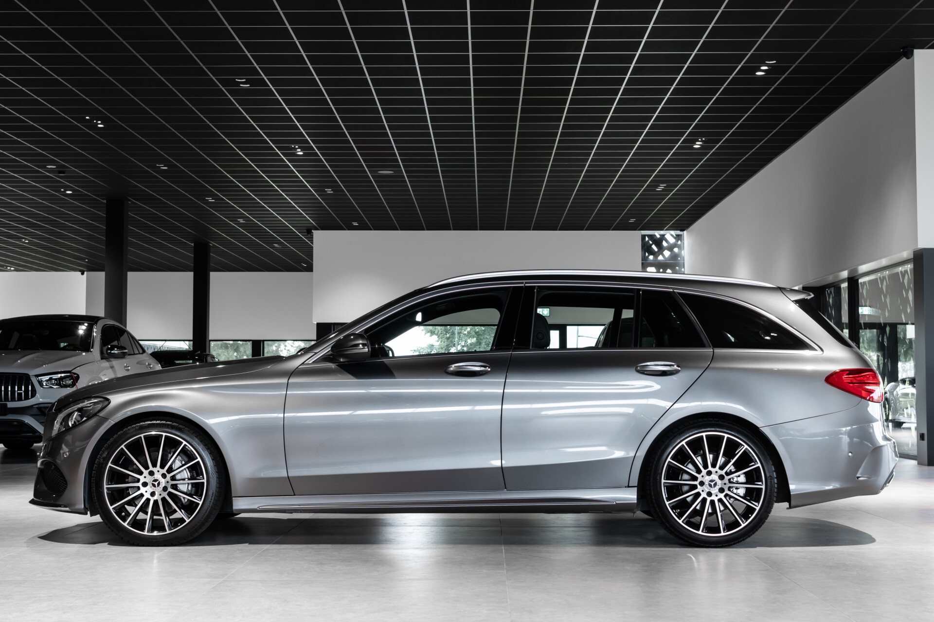 Mercedes-Benz C-Klasse Estate 180 AMG Sport Edition Leder|Sfeerverlichting|Aut-kofferklep|LED|19"|New Service/APK Foto 4