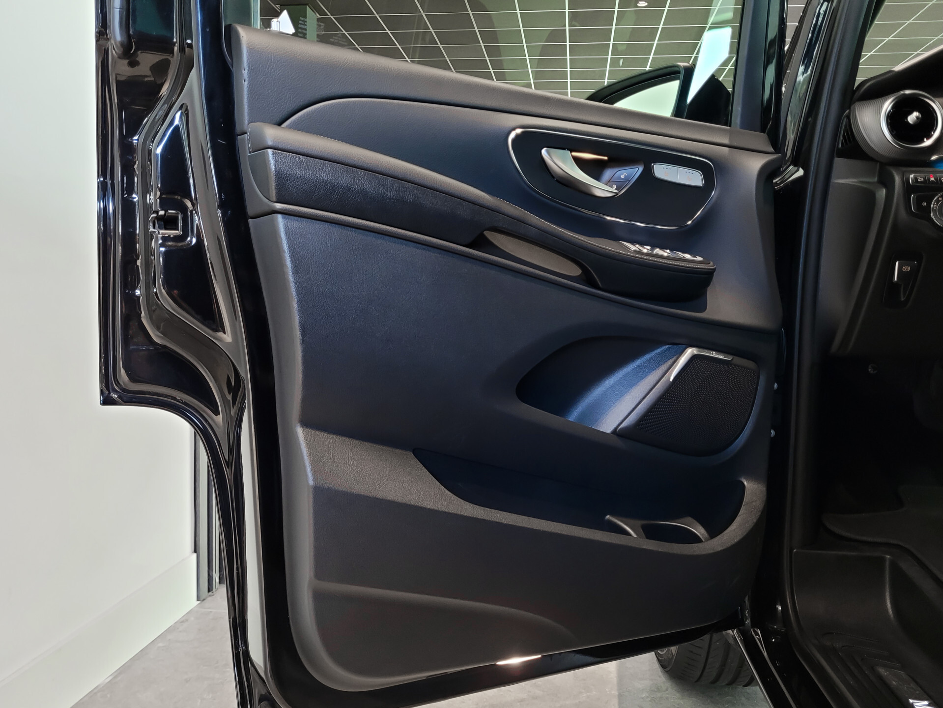 Mercedes-Benz V-Klasse 250d 4-MATIC Lang Avantgarde Edition 8-Persoons|Burmester|360-camera|19"| Active Cruise|Stoelventilatie Foto 9