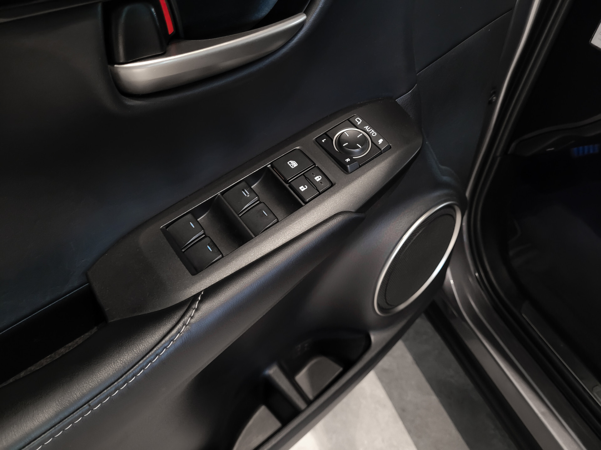 Lexus NX 300h AWD Business Line Dealer onderhouden|Mercury Grey|LED|Camera|Parkeersensoren Foto 12
