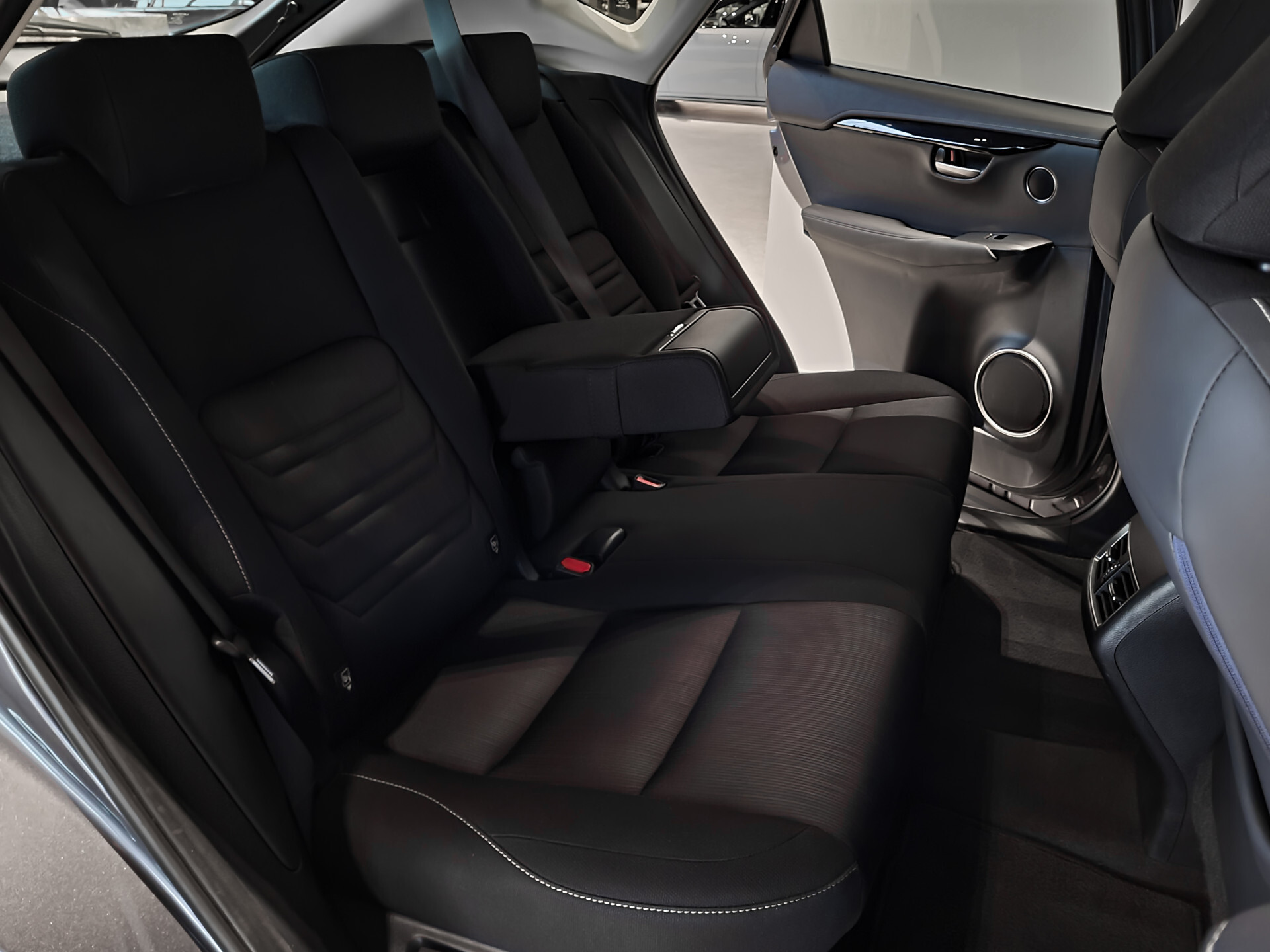 Lexus NX 300h AWD Business Line Dealer onderhouden|Mercury Grey|LED|Camera|Parkeersensoren Foto 7