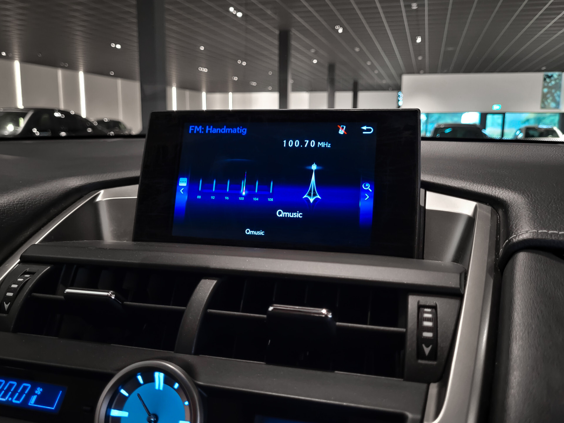 Lexus NX 300h AWD Business Line Dealer onderhouden|Mercury Grey|LED|Camera|Parkeersensoren Foto 9