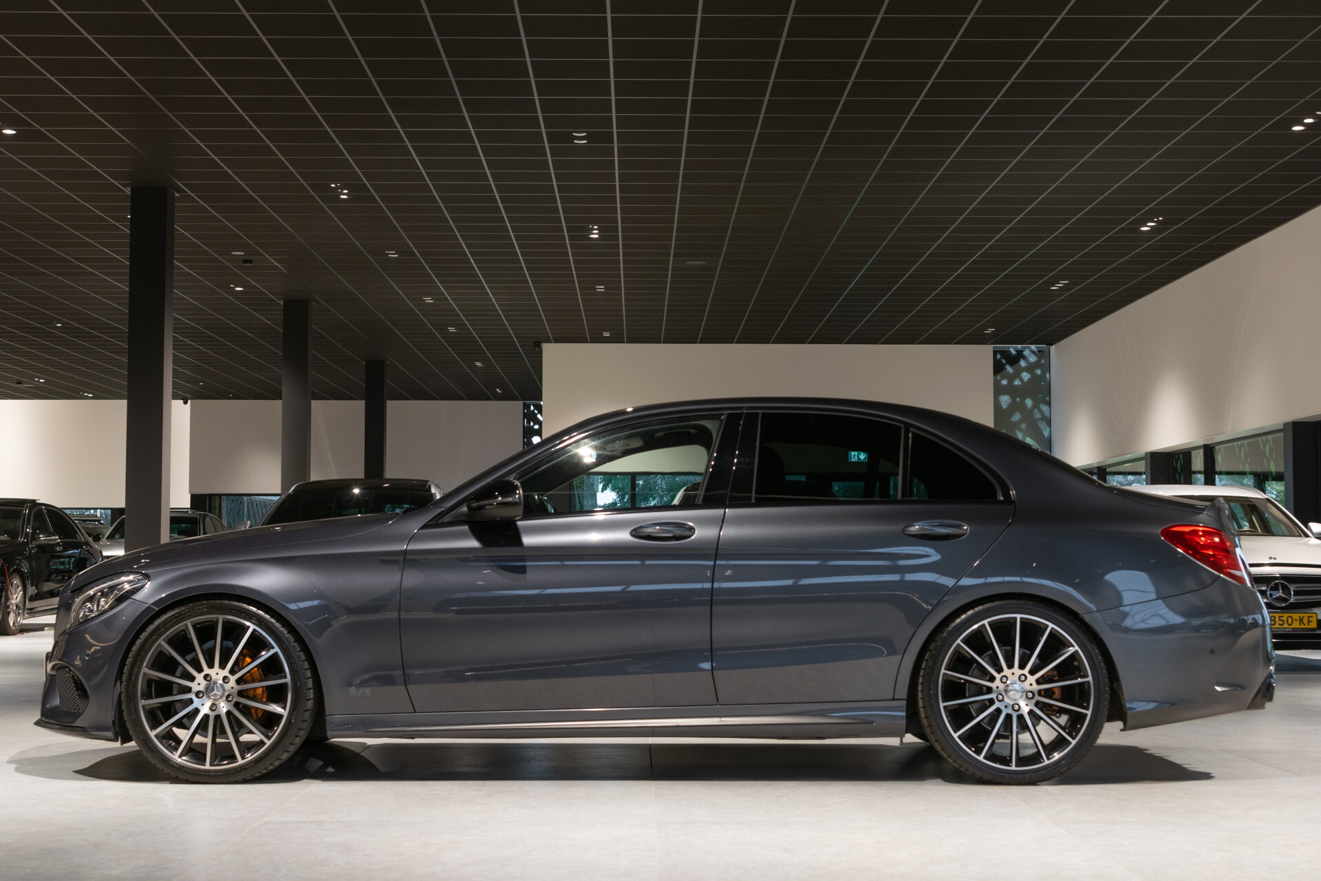 Mercedes-Benz C-Klasse 200 AMG Leder|Carbon|Burmester|20"|ILS|Comand|Sfeerverlichting|Memory|Volledige historie Foto 4