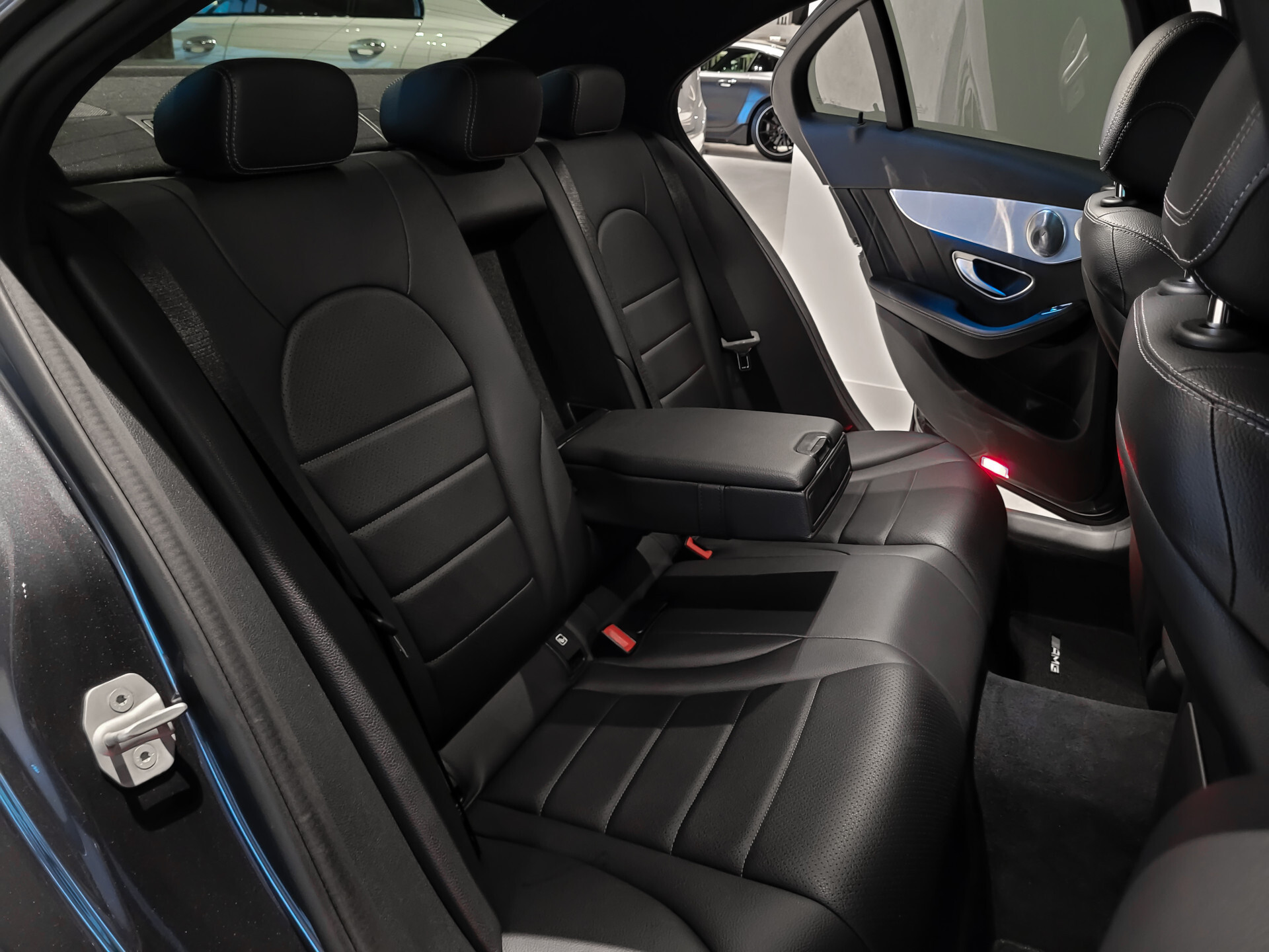 Mercedes-Benz C-Klasse 200 AMG Leder|Carbon|Burmester|20"|ILS|Comand|Sfeerverlichting|Memory|Volledige historie Foto 7