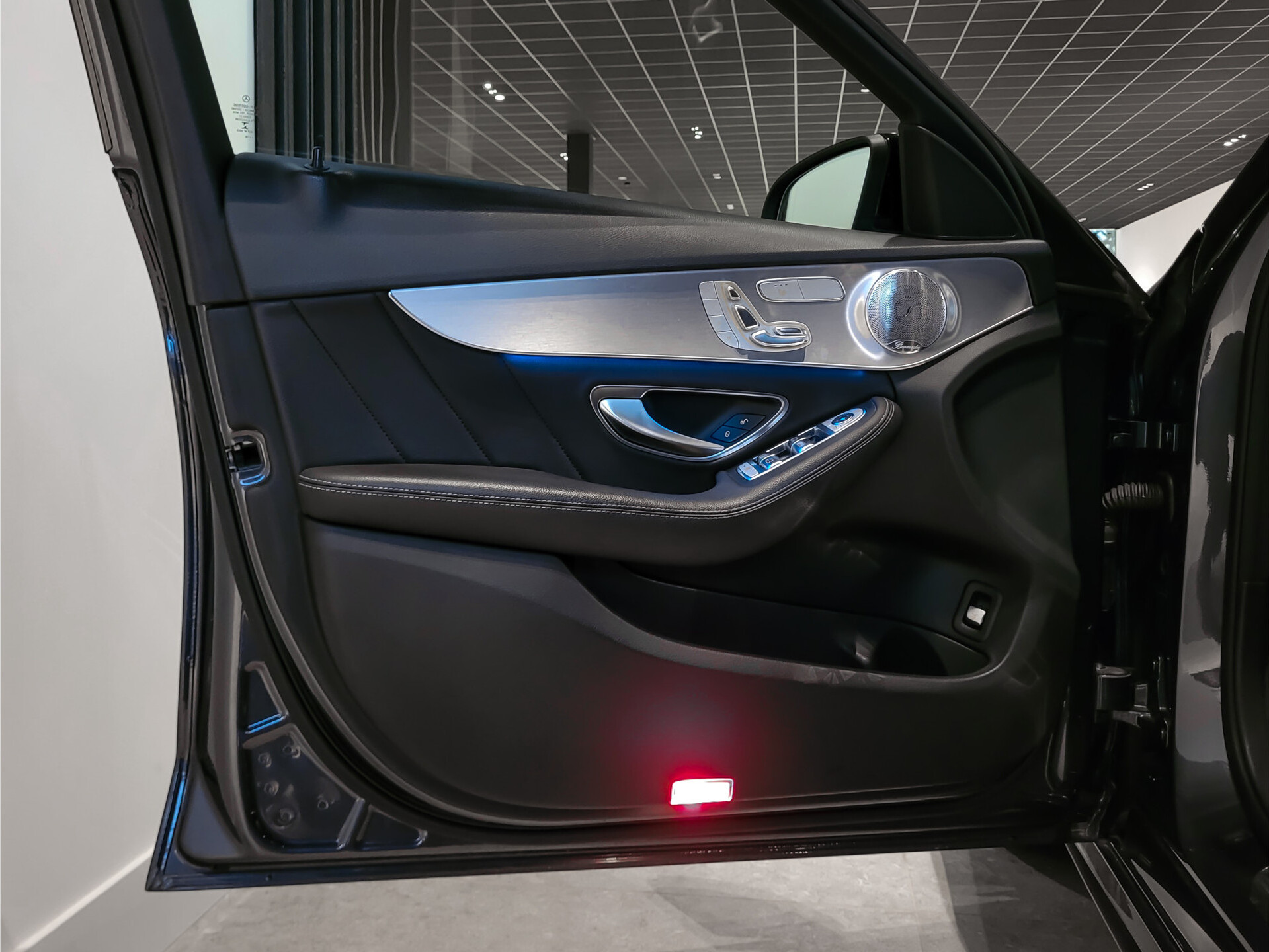 Mercedes-Benz C-Klasse 200 AMG Leder|Carbon|Burmester|20"|ILS|Comand|Sfeerverlichting|Memory|Volledige historie Foto 8