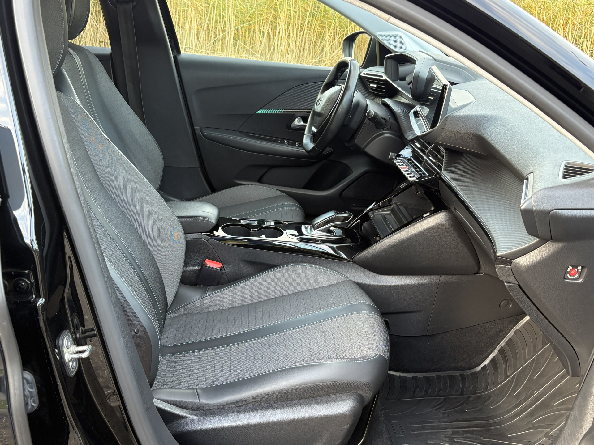 Peugeot e-208 EV Allure 50 kWh SOH | Camera | Clima | Orig.nl | Voorruit verw. | New service Foto 12