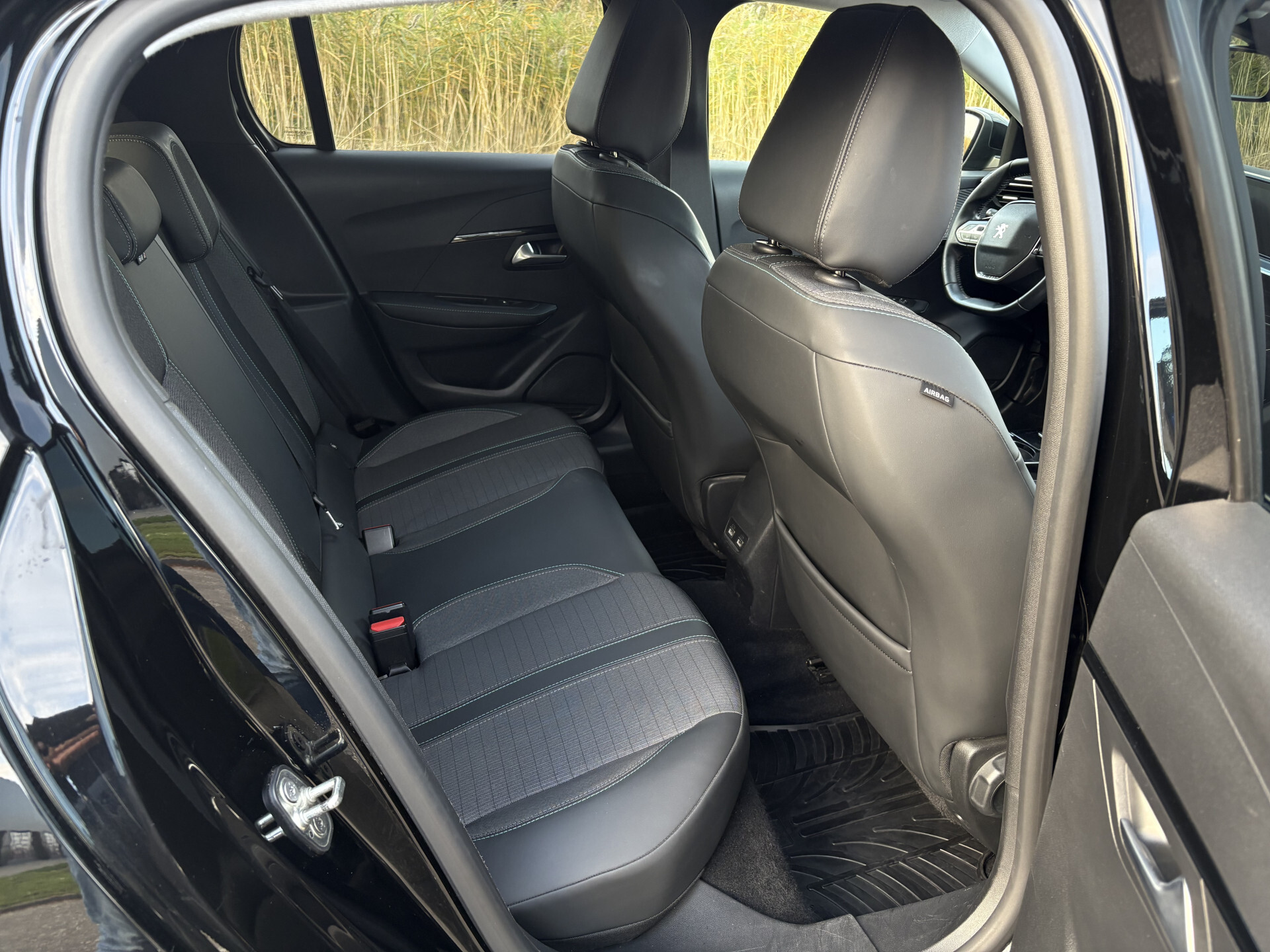 Peugeot e-208 EV Allure 50 kWh SOH | Camera | Clima | Orig.nl | Voorruit verw. | New service Foto 13