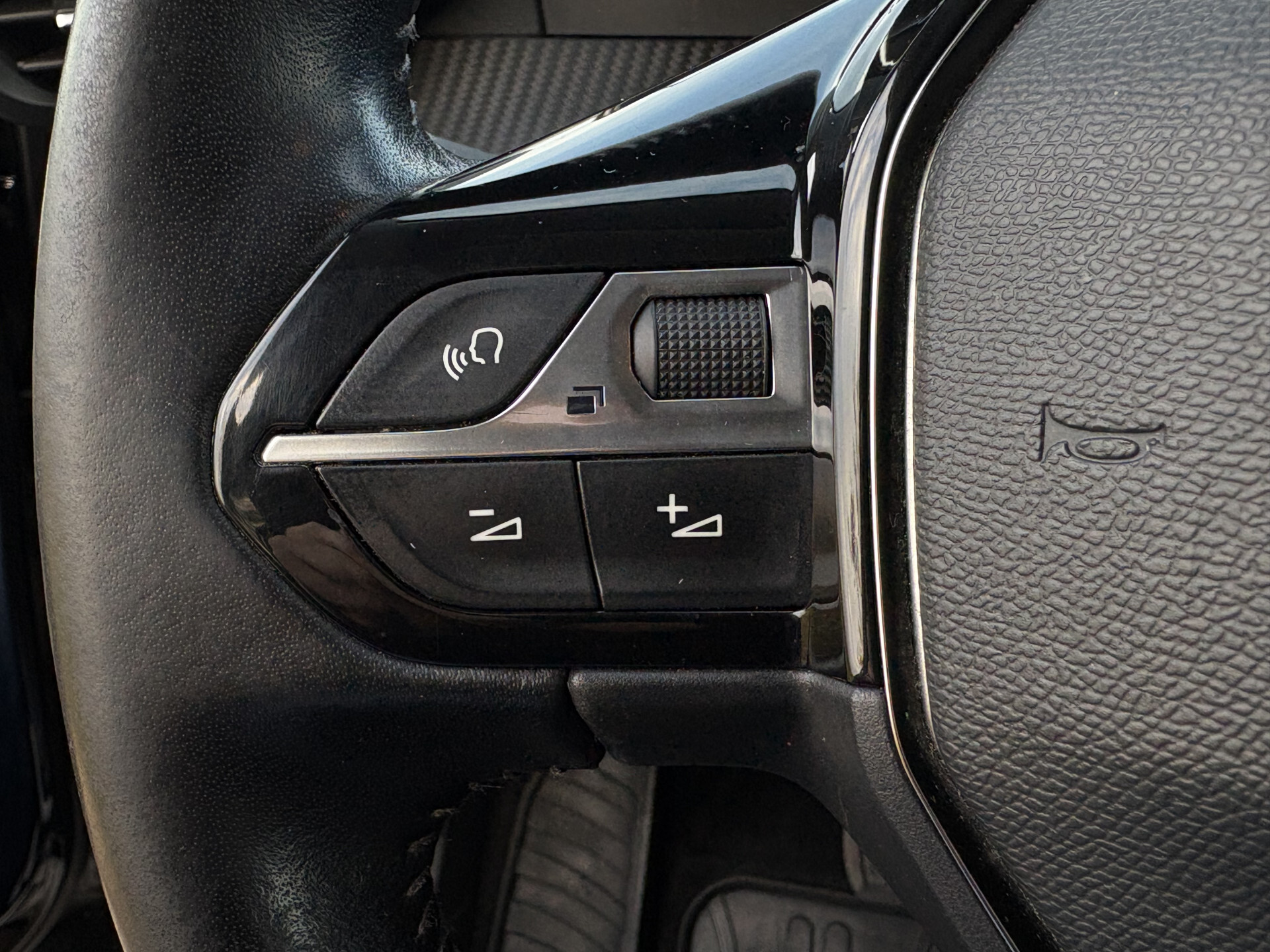 Peugeot e-208 EV Allure 50 kWh SOH | Camera | Clima | Orig.nl | Voorruit verw. | New service Foto 19