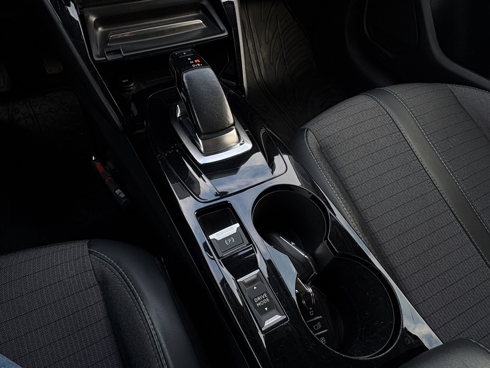 Peugeot e-208 EV Allure 50 kWh SOH | Camera | Clima | Orig.nl | Voorruit verw. | New service Foto 22