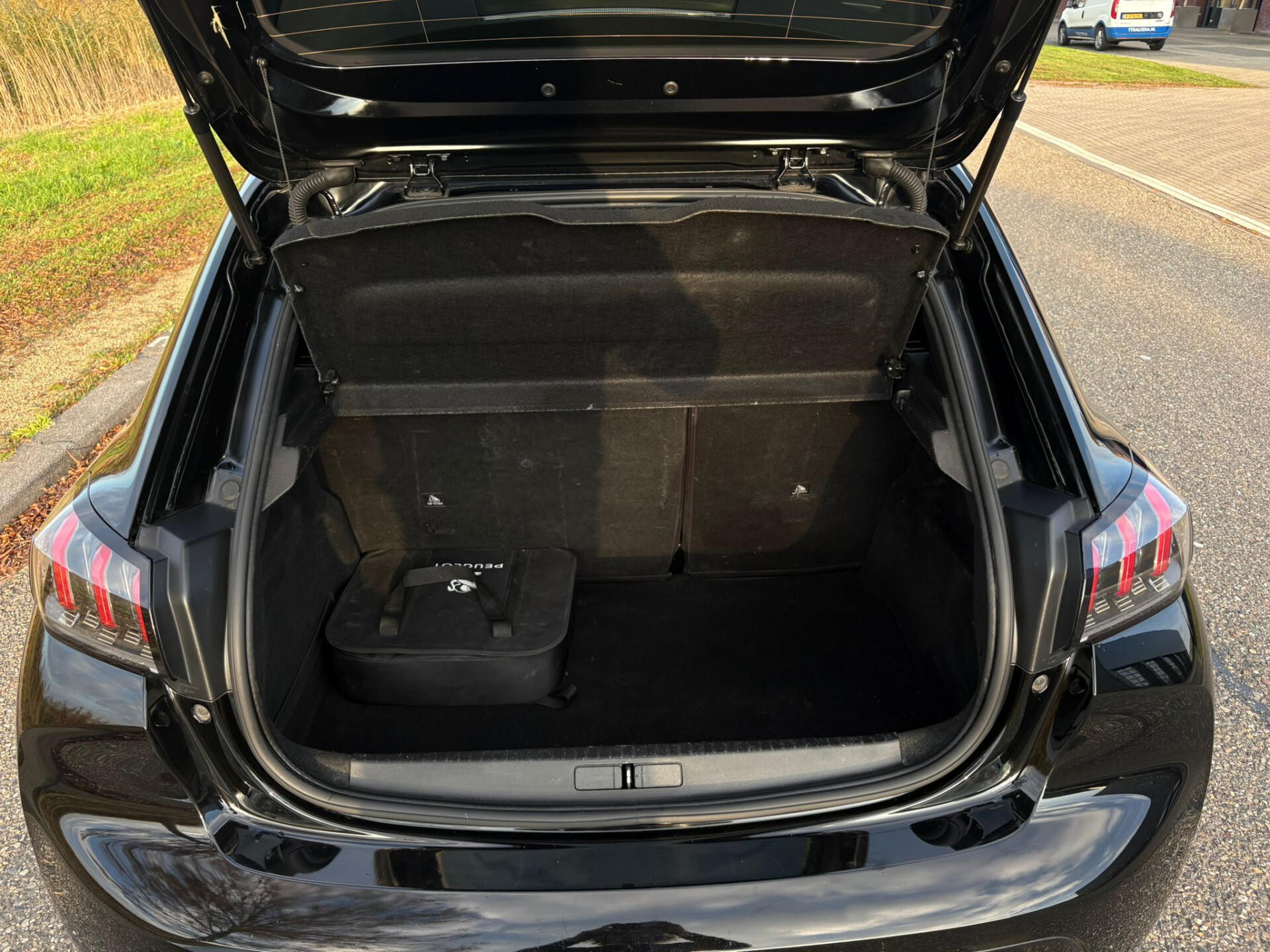 Peugeot e-208 EV Allure 50 kWh SOH | Camera | Clima | Orig.nl | Voorruit verw. | New service Foto 23