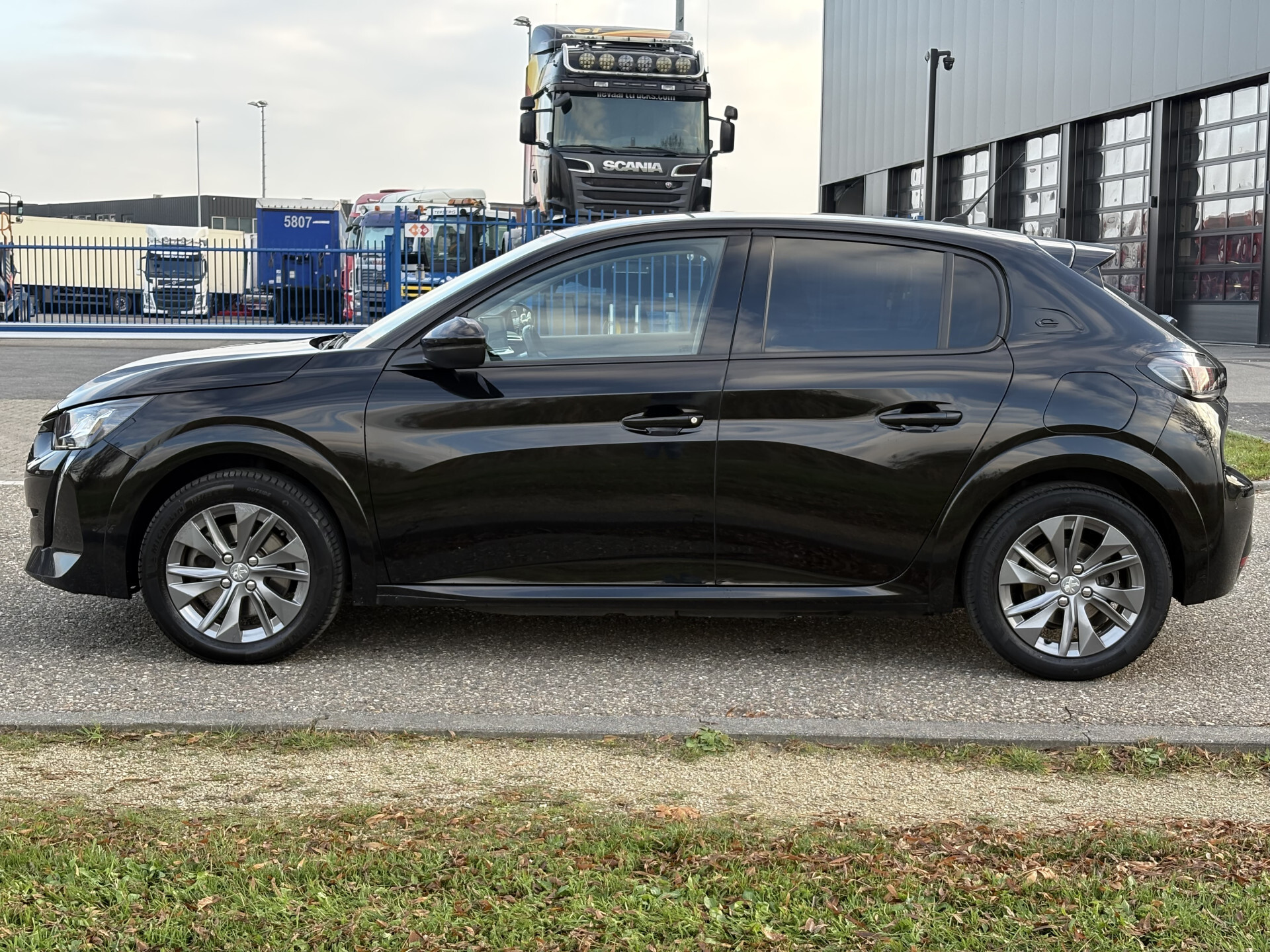 Peugeot e-208 EV Allure 50 kWh SOH | Camera | Clima | Orig.nl | Voorruit verw. | New service Foto 9