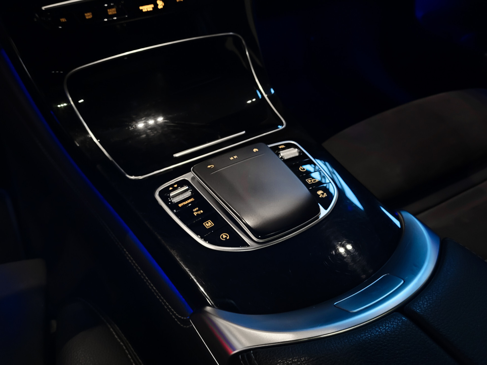 Mercedes-Benz GLC 200 4-M AMG Night|Panorama|20"|Trekhaak|MBUX|Spoorpakket|Sfeerverlichting|Treeplanken|New Service Foto 18