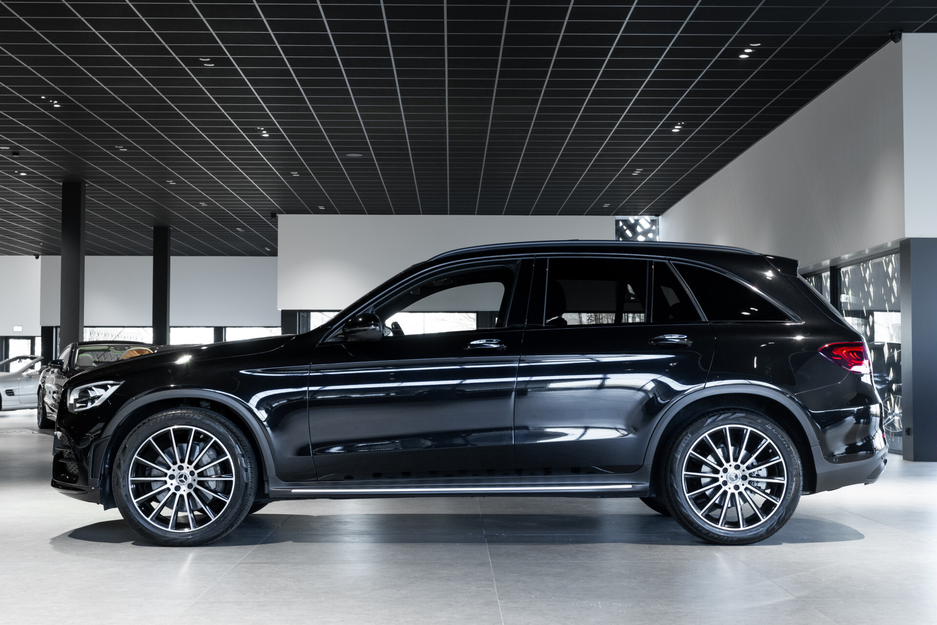 Mercedes-Benz GLC 200 4-M AMG Night|Panorama|20"|Trekhaak|MBUX|Spoorpakket|Sfeerverlichting|Treeplanken|New Service Foto 4