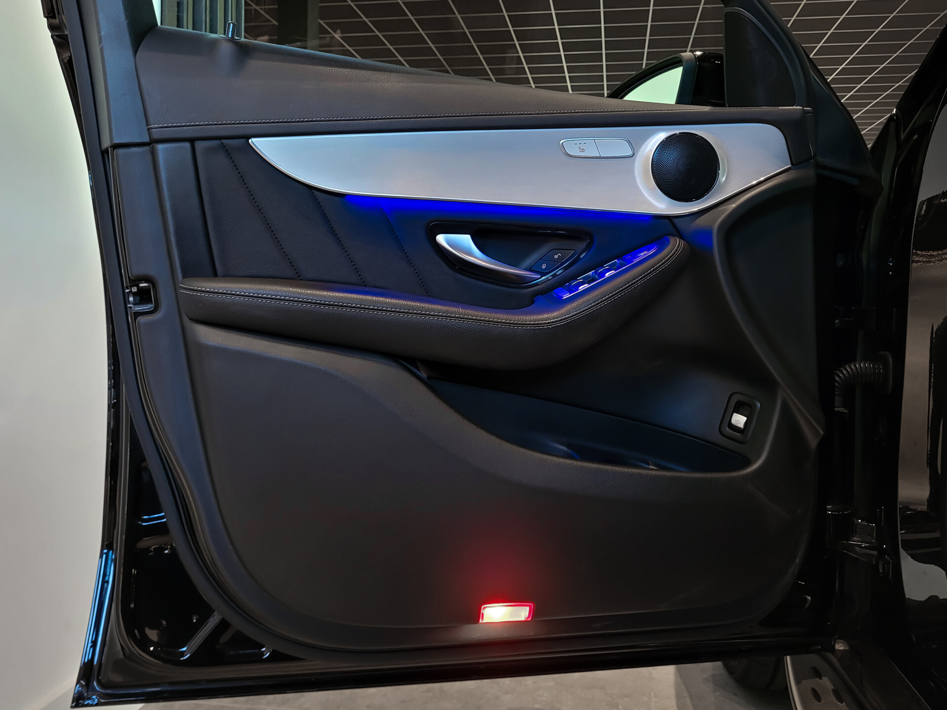 Mercedes-Benz GLC 200 4-M AMG Night|Panorama|20"|Trekhaak|MBUX|Spoorpakket|Sfeerverlichting|Treeplanken|New Service Foto 7