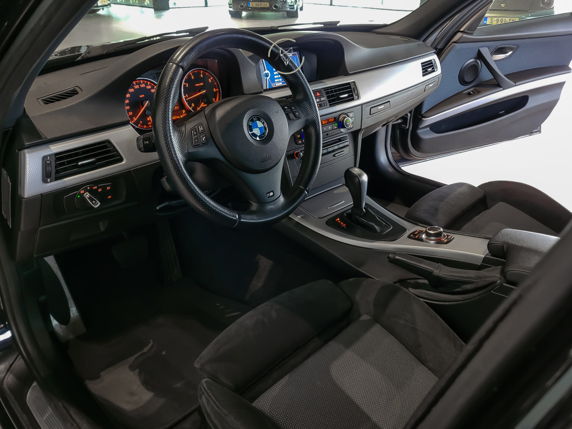 BMW 3 Serie Touring 318i M Sport Edition NL-auto|Pano|Shadowline|Trekhaak|Xenon|Aut6 Foto 14