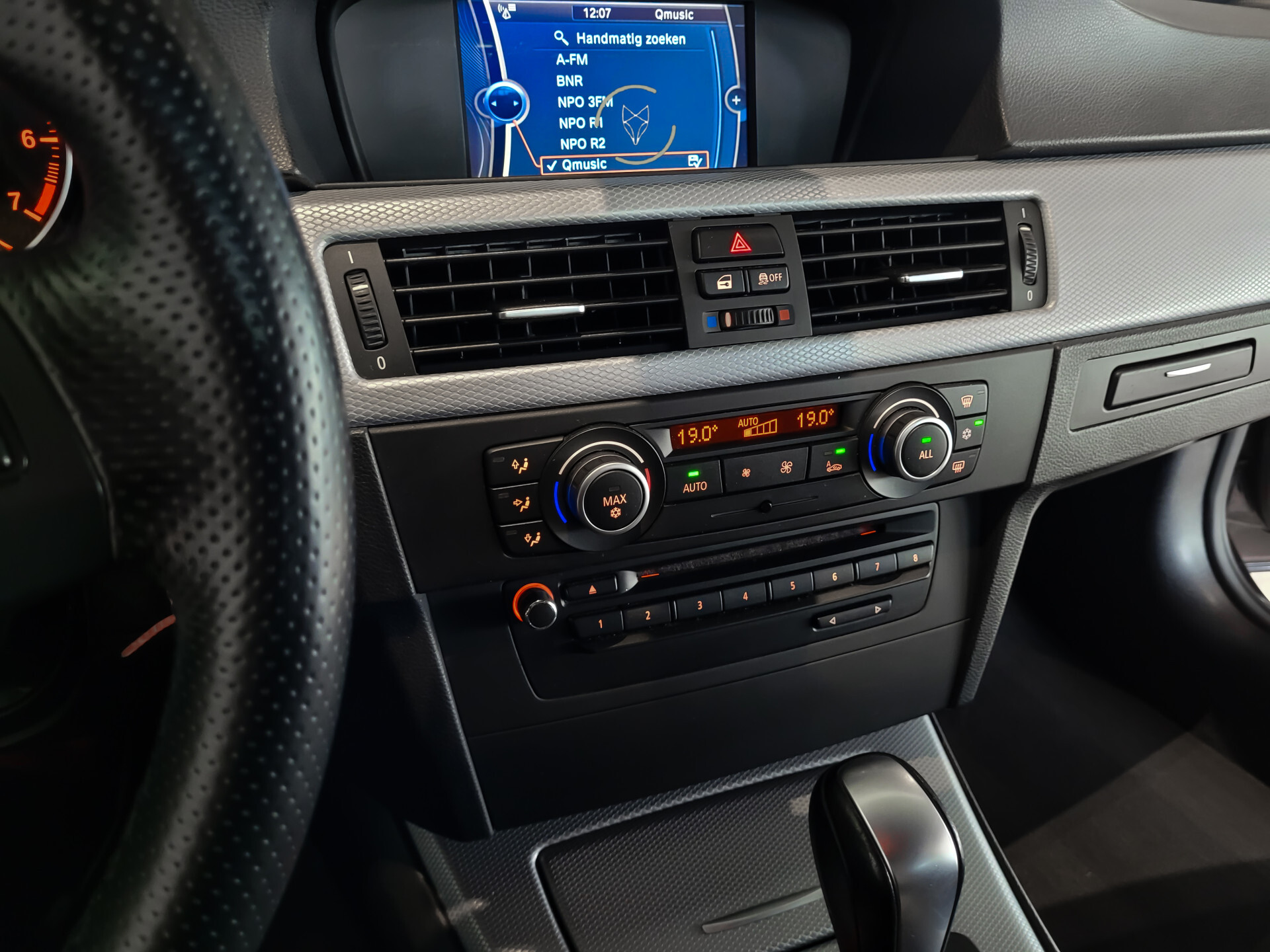 BMW 3 Serie Touring 318i M Sport Edition NL-auto|Pano|Shadowline|Trekhaak|Xenon|Aut6 Foto 18