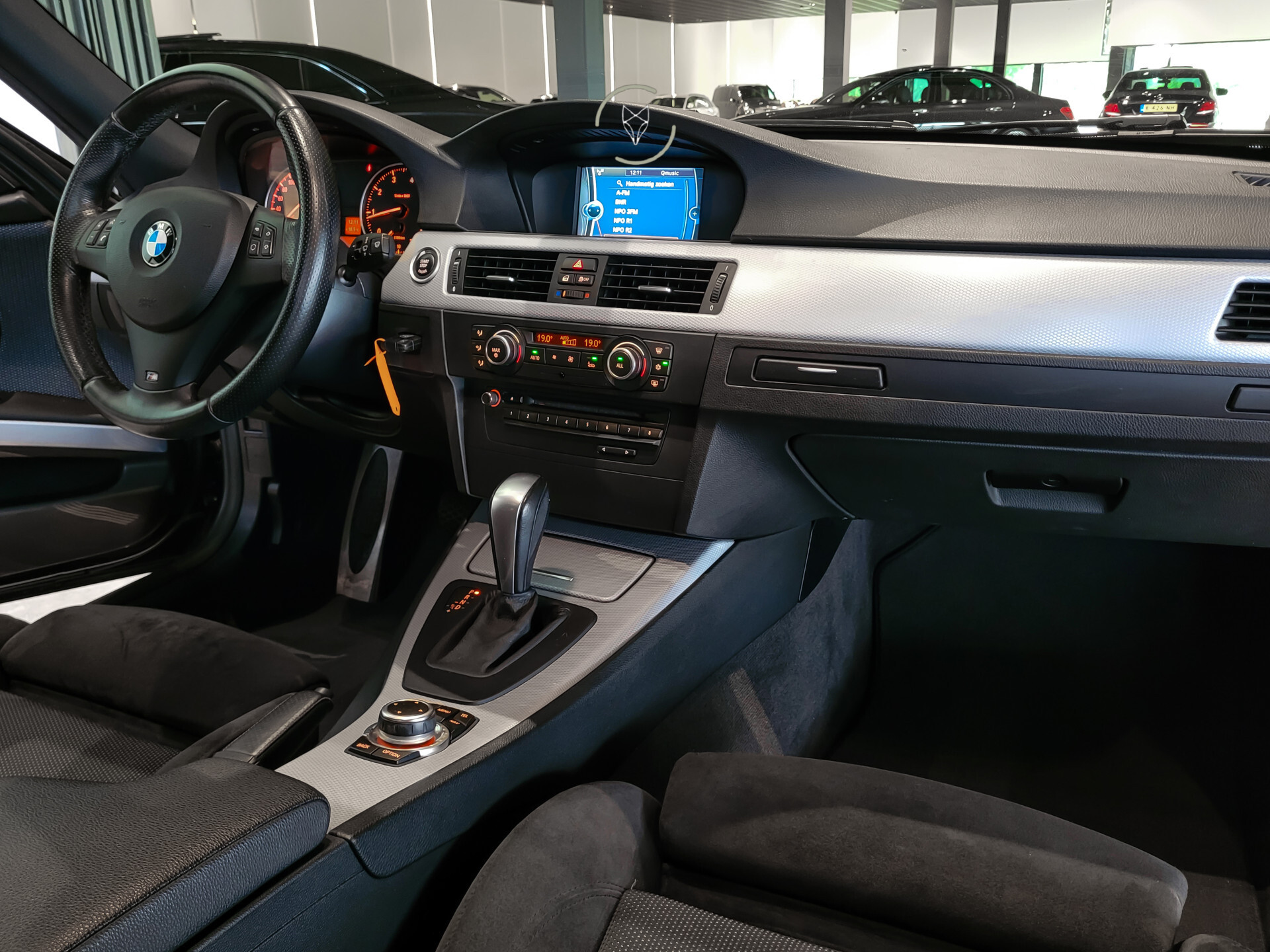 BMW 3 Serie Touring 318i M Sport Edition NL-auto|Pano|Shadowline|Trekhaak|Xenon|Aut6 Foto 23