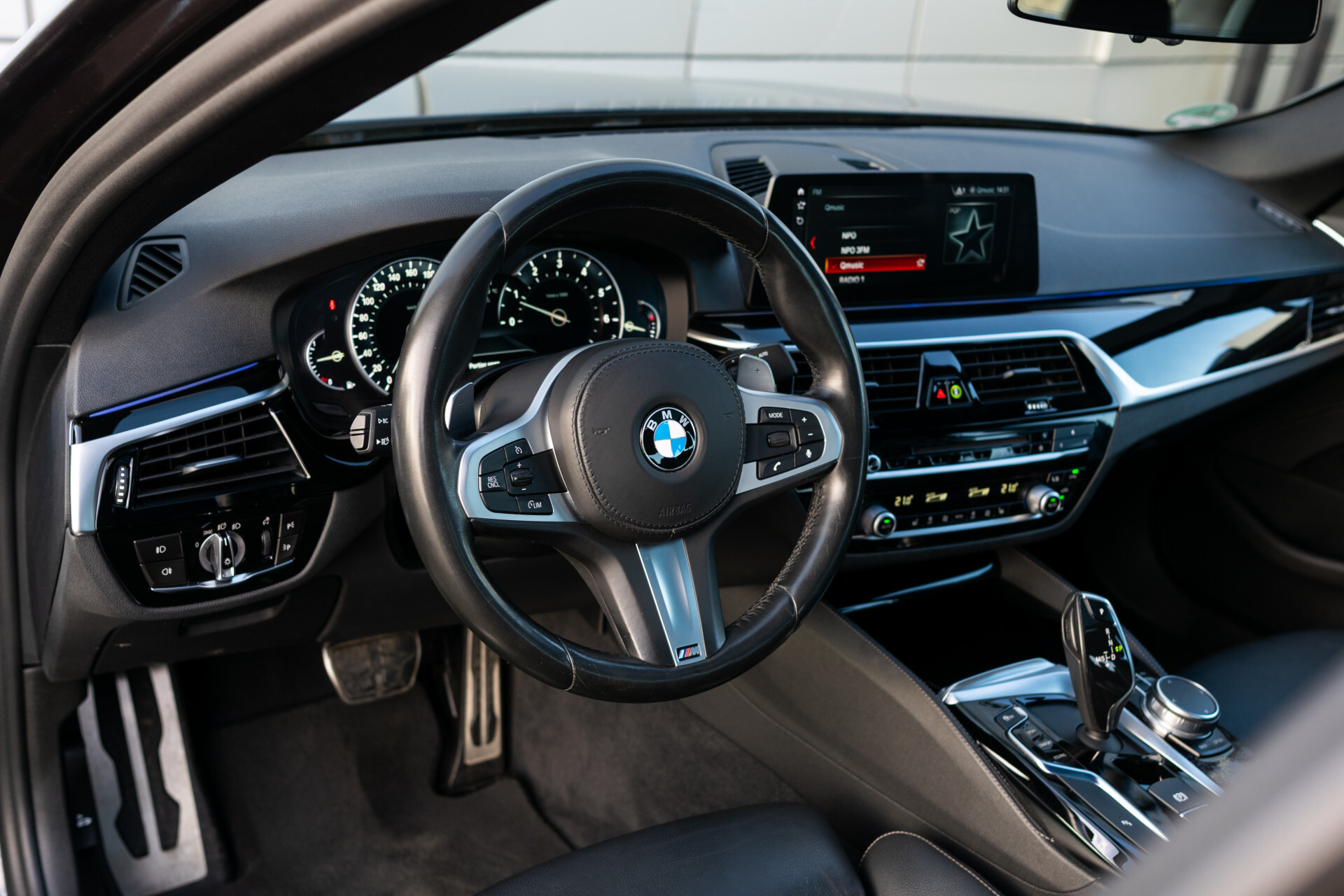 BMW 5 Serie 530i M-sport High Executive|ACC|Keyless|Pano Foto 16