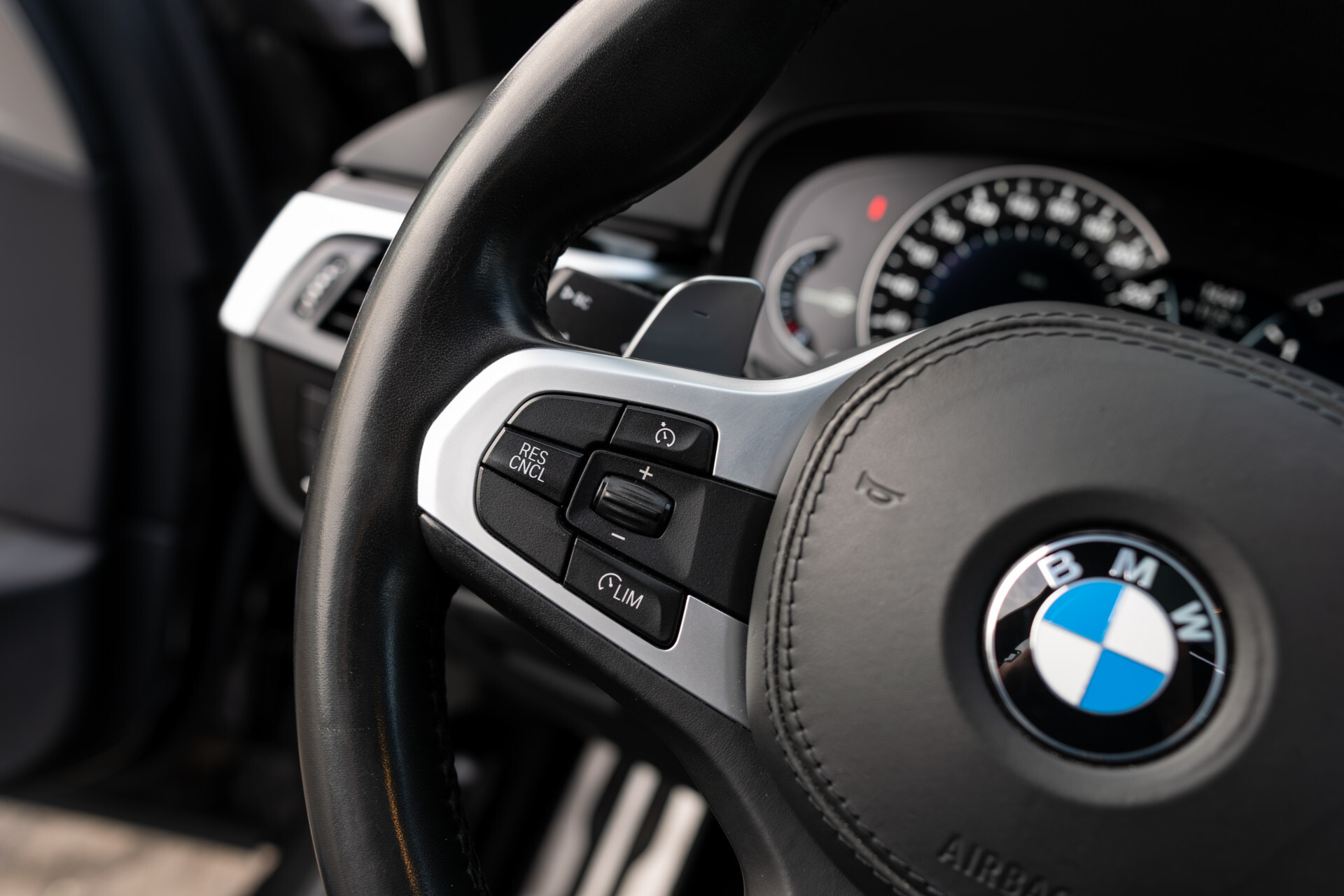 BMW 5 Serie 530i M-sport High Executive|ACC|Keyless|Pano Foto 18