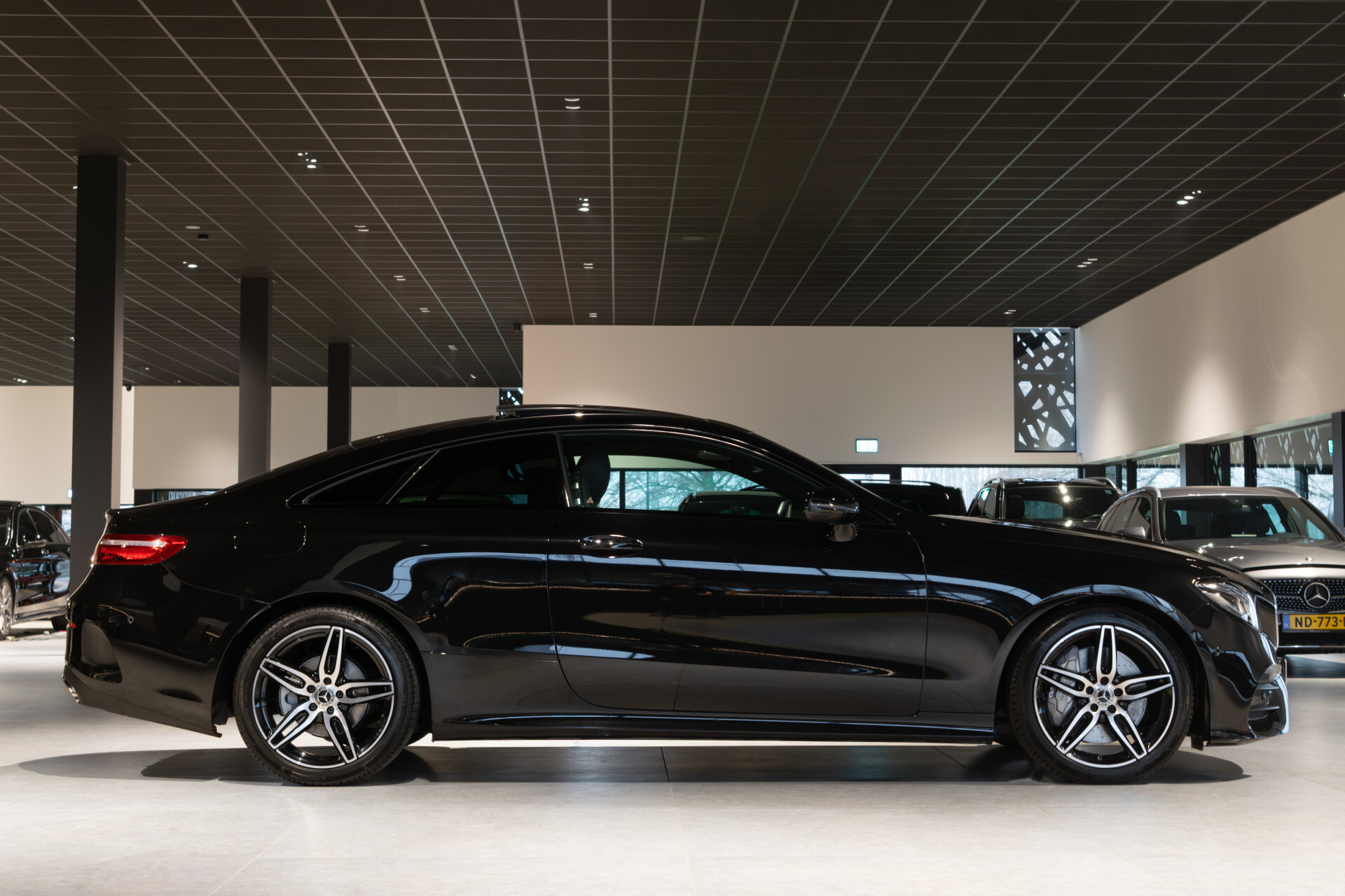 Mercedes-Benz E-Klasse Coupé 300 AMG Night | Pano | Keylessf | Distronic | Burmester | Mem | Flowing Lines Foto 3