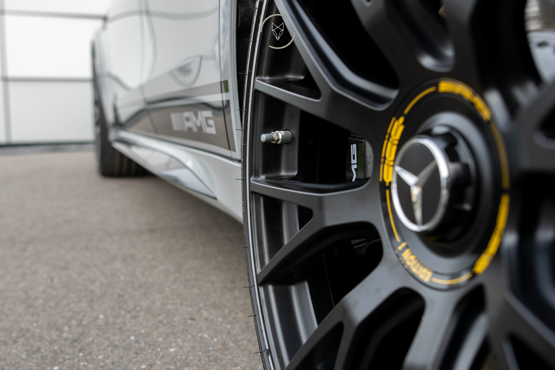 Mercedes-Benz E-Klasse AMG 53 4MATIC+ Edition 1 Alpingrau | Night | Carbon | Real Performance Sound | 360°Camera | Burmester 4D | MBUX Superscreen Foto 21