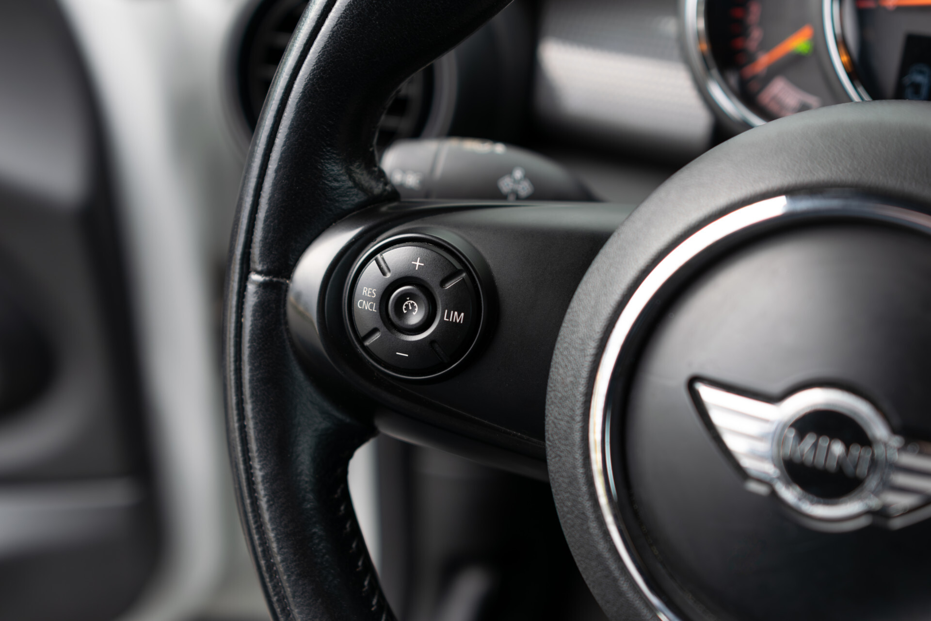 MINI Mini 1.5 Cooper Serious Business Automaat Keyless | 16'' | Gr-Navi | LED | CC | PDC | Volledige historie Foto 19