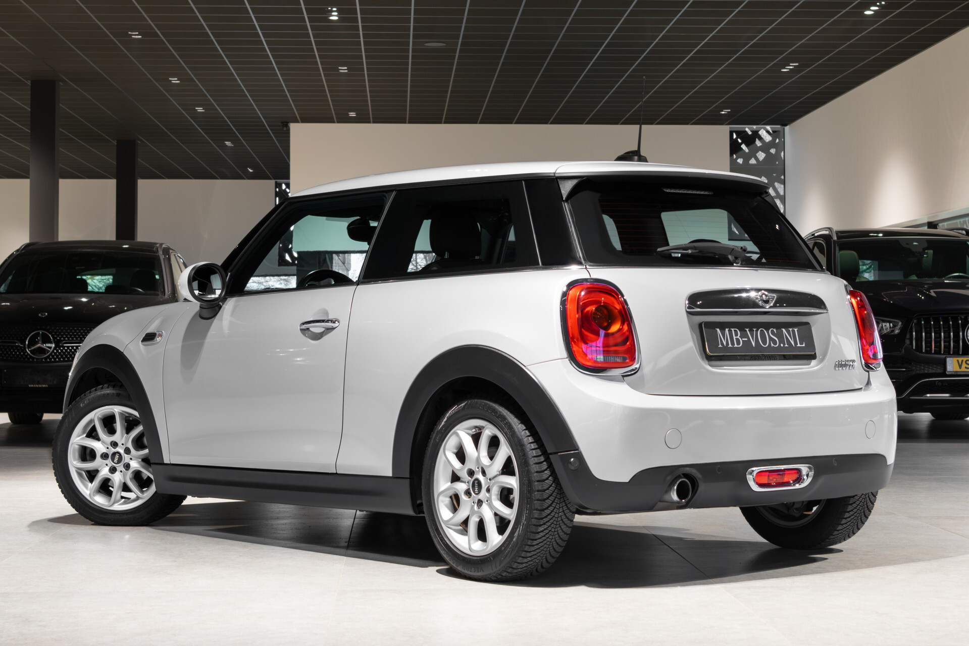 MINI Mini 1.5 Cooper Serious Business Automaat Keyless | 16'' | Gr-Navi | LED | CC | PDC | Volledige historie Foto 2