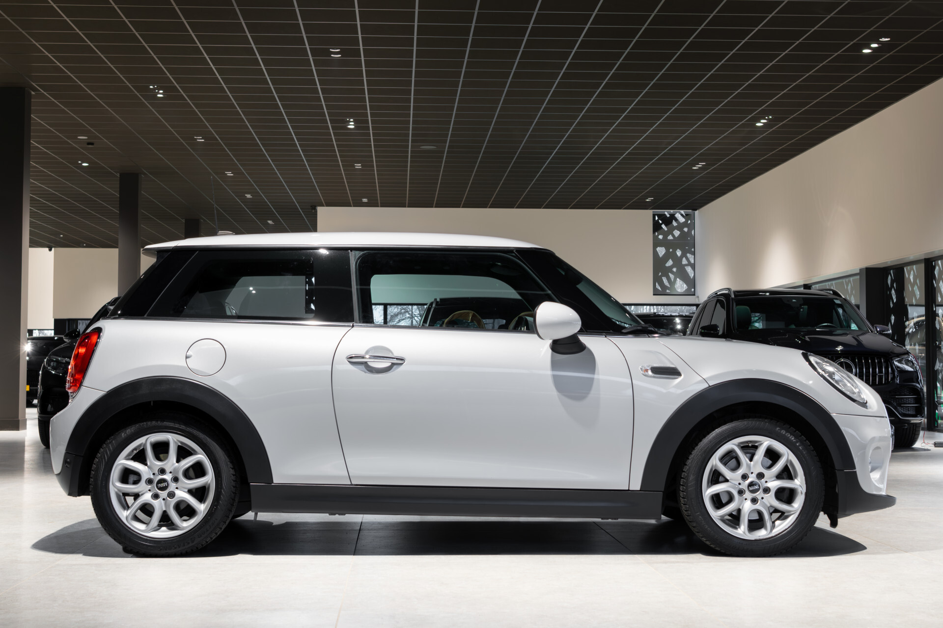 MINI Mini 1.5 Cooper Serious Business Automaat Keyless | 16'' | Gr-Navi | LED | CC | PDC | Volledige historie Foto 3