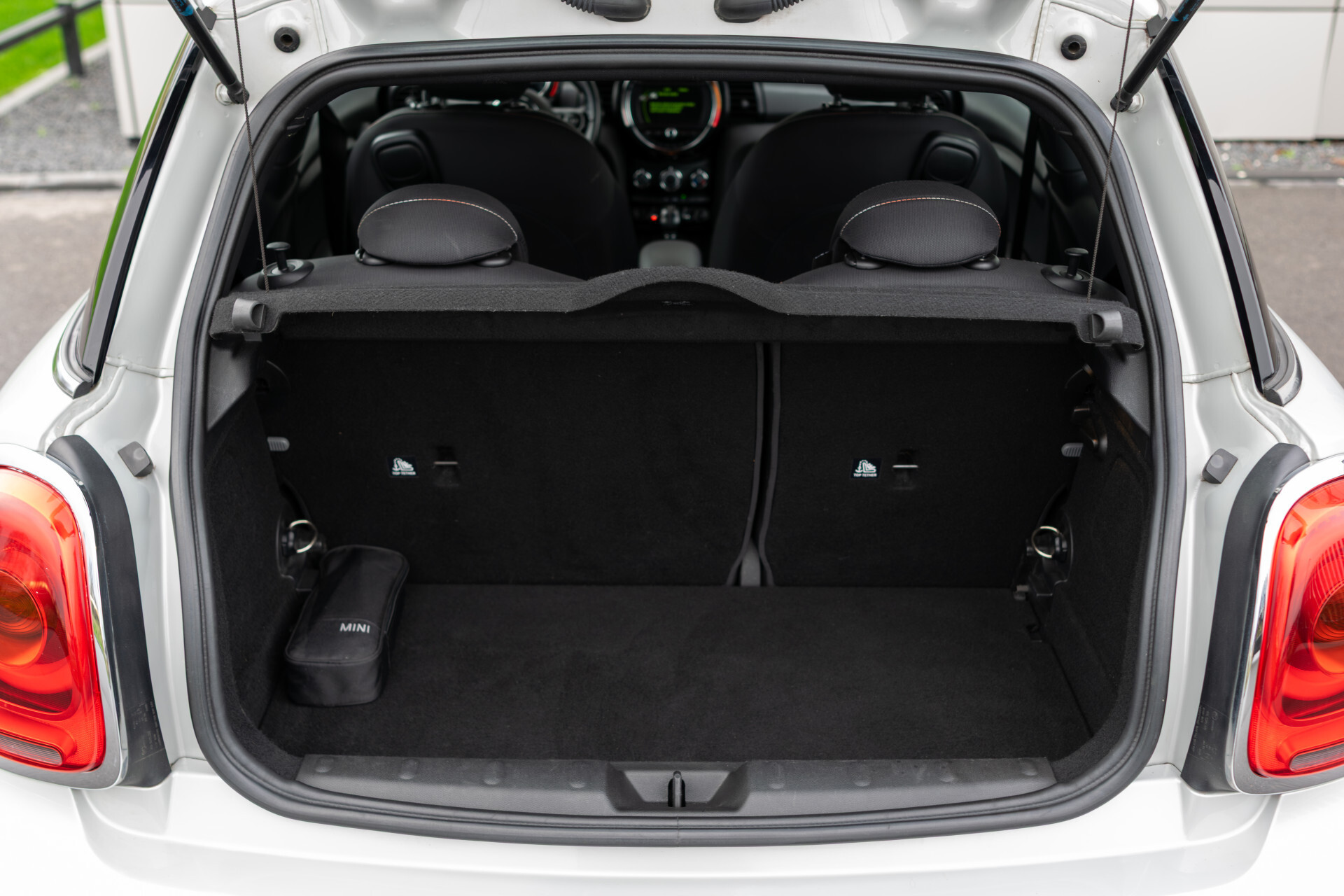 MINI Mini 1.5 Cooper Serious Business Automaat Keyless | 16'' | Gr-Navi | LED | CC | PDC | Volledige historie Foto 30