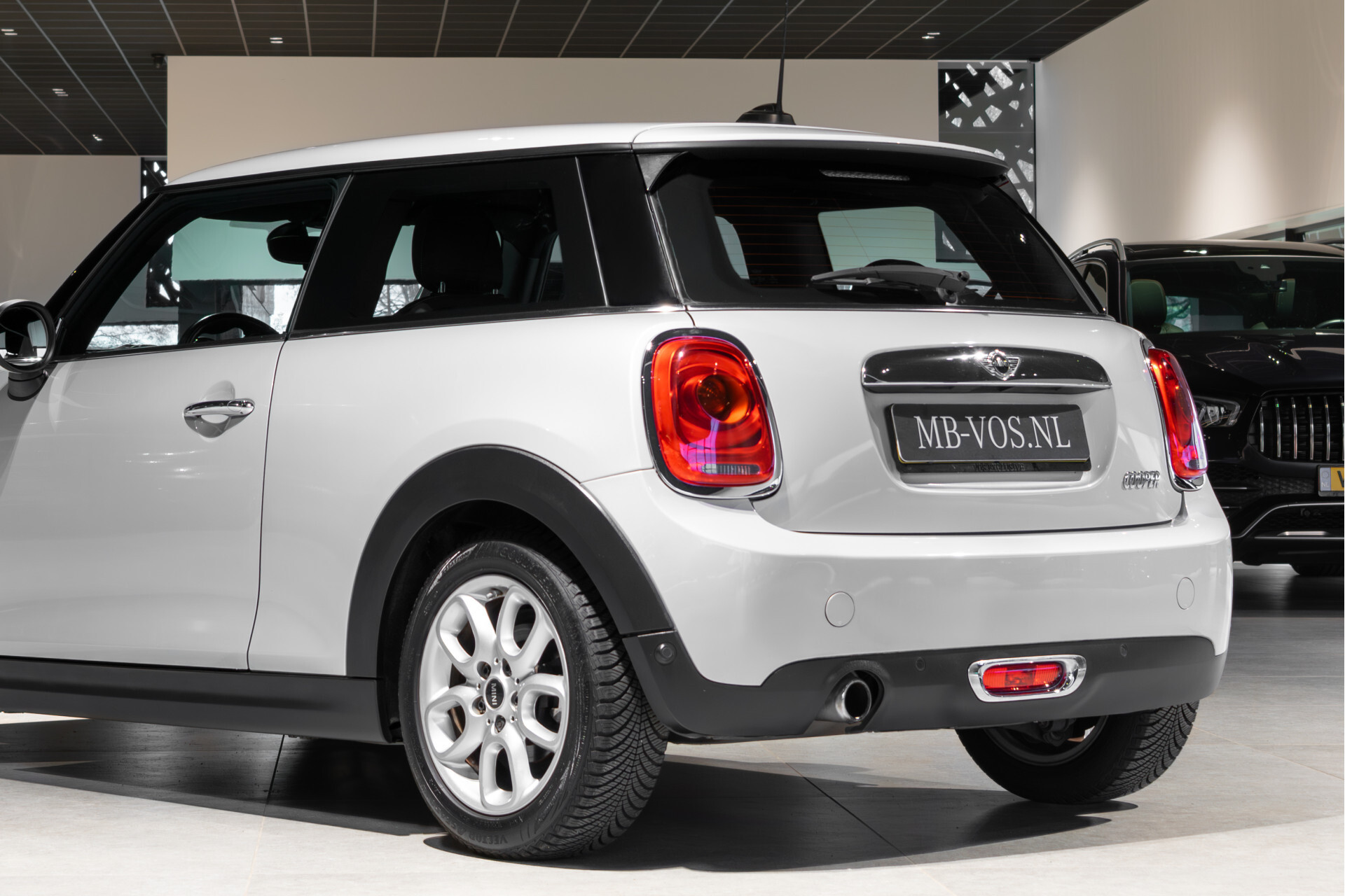 MINI Mini 1.5 Cooper Serious Business Automaat Keyless | 16'' | Gr-Navi | LED | CC | PDC | Volledige historie Foto 32