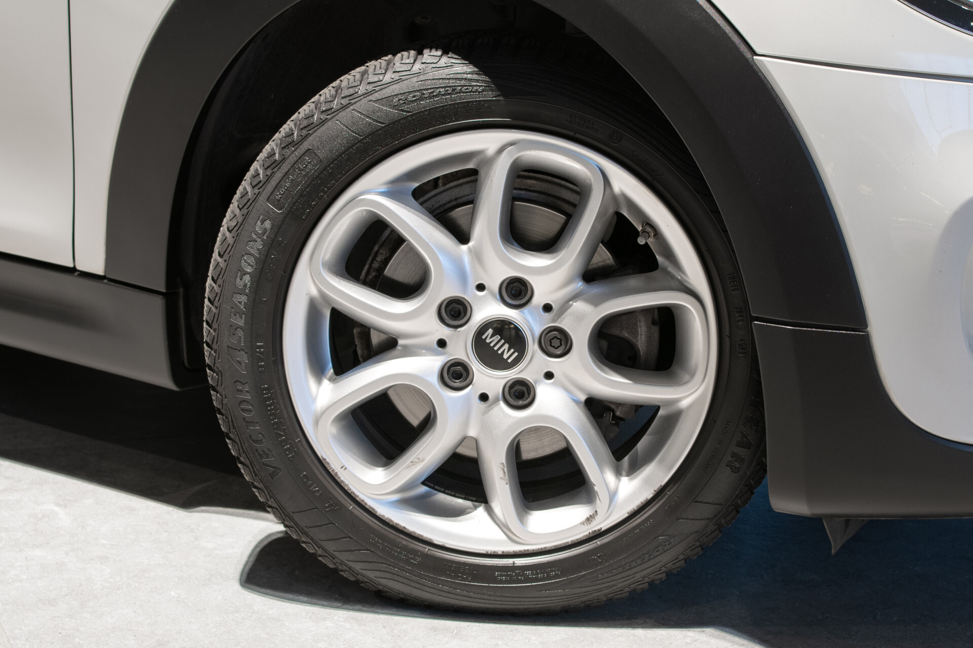 MINI Mini 1.5 Cooper Serious Business Automaat Keyless | 16'' | Gr-Navi | LED | CC | PDC | Volledige historie Foto 33
