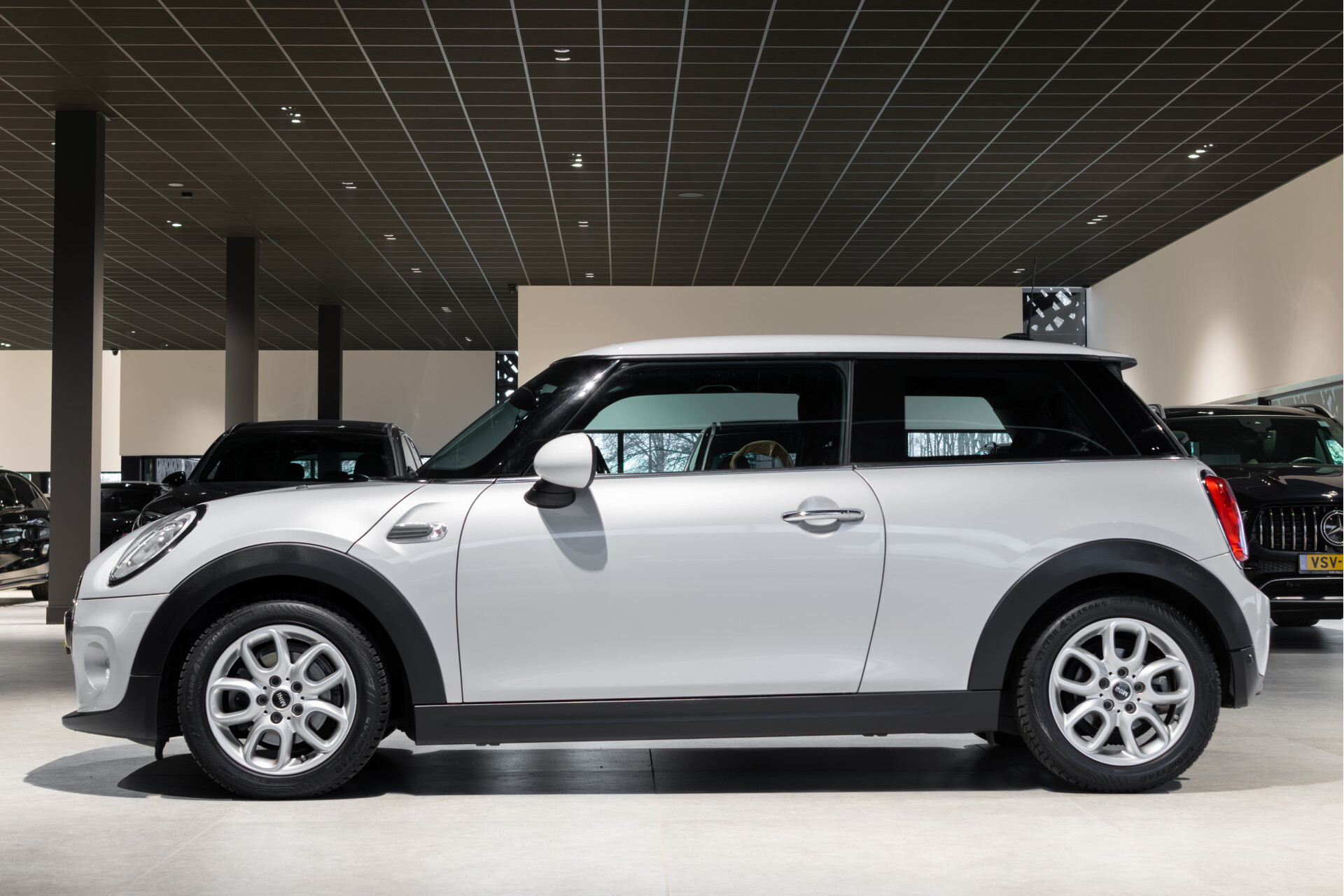 MINI Mini 1.5 Cooper Serious Business Automaat Keyless | 16'' | Gr-Navi | LED | CC | PDC | Volledige historie Foto 4