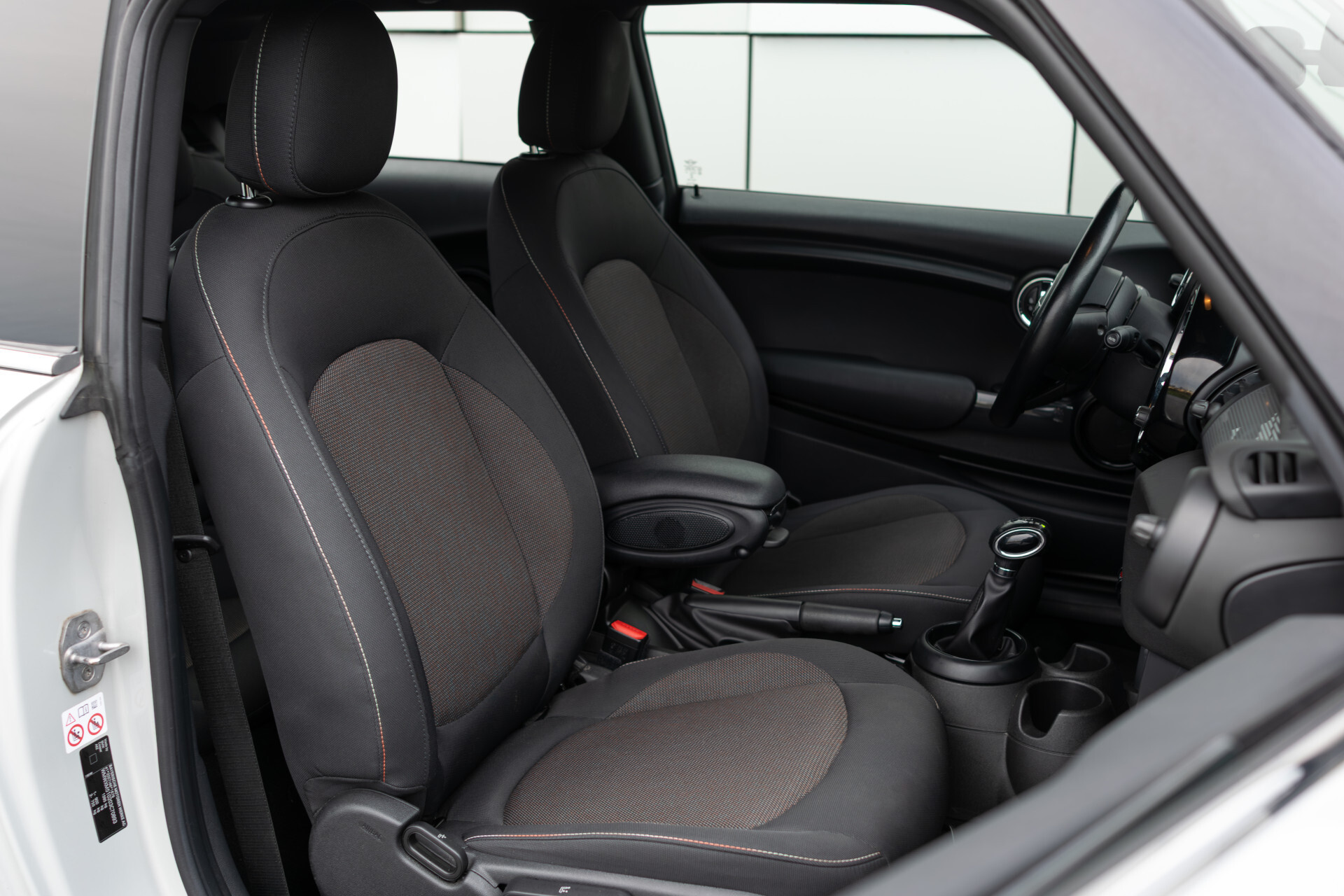 MINI Mini 1.5 Cooper Serious Business Automaat Keyless | 16'' | Gr-Navi | LED | CC | PDC | Volledige historie Foto 6