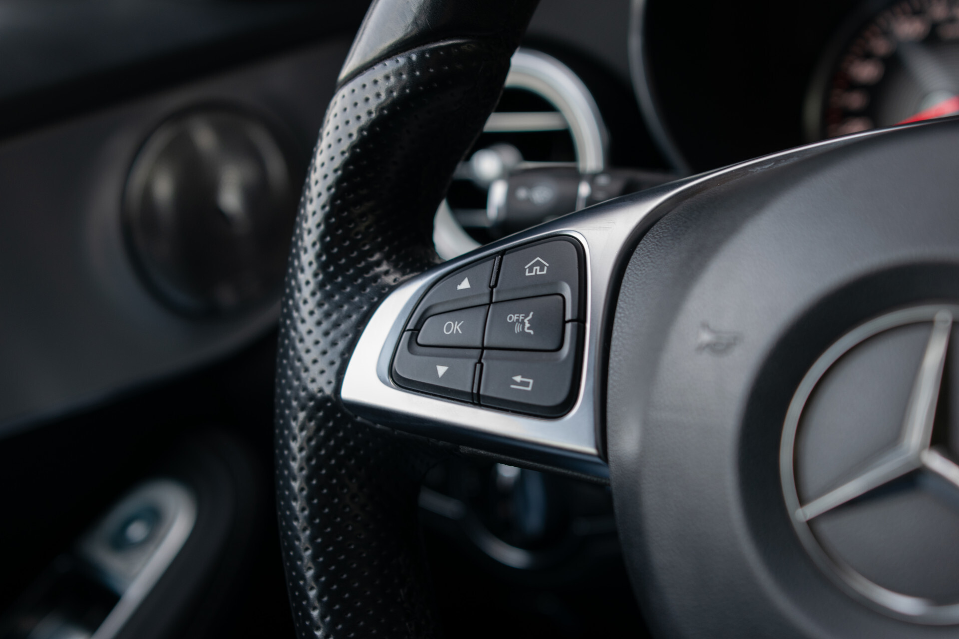 Mercedes-Benz C-Klasse Estate 180 AMG Sport Edition Leder | Sfeerverlichting | Aut-kofferklep | LED | 19" | New Service/APK Foto 19