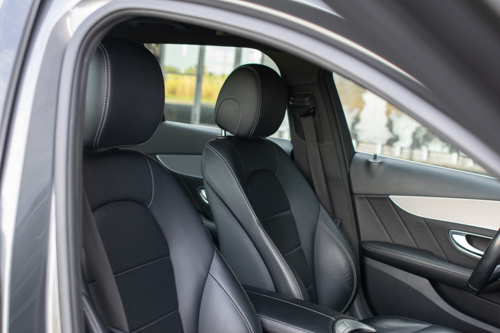 Mercedes-Benz C-Klasse Estate 180 AMG Sport Edition Leder | Sfeerverlichting | Aut-kofferklep | LED | 19" | New Service/APK Foto 6