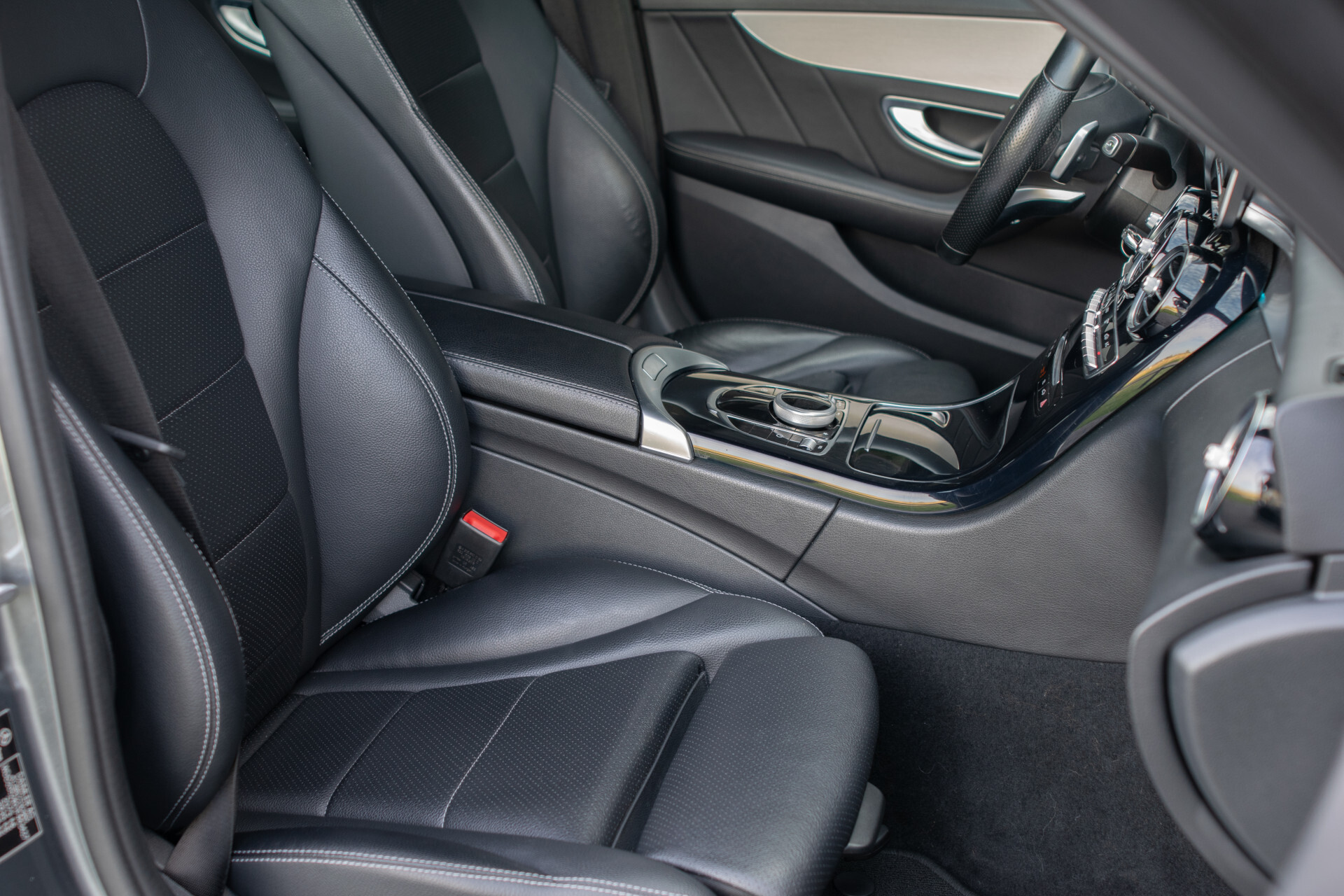 Mercedes-Benz C-Klasse Estate 180 AMG Sport Edition Leder | Sfeerverlichting | Aut-kofferklep | LED | 19" | New Service/APK Foto 8