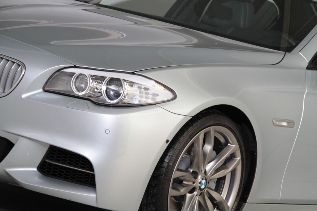 BMW 5 Serie M550d X-Drive HUD/ACC/Merino/Individual Aut8 1ste eigenaar Foto 22