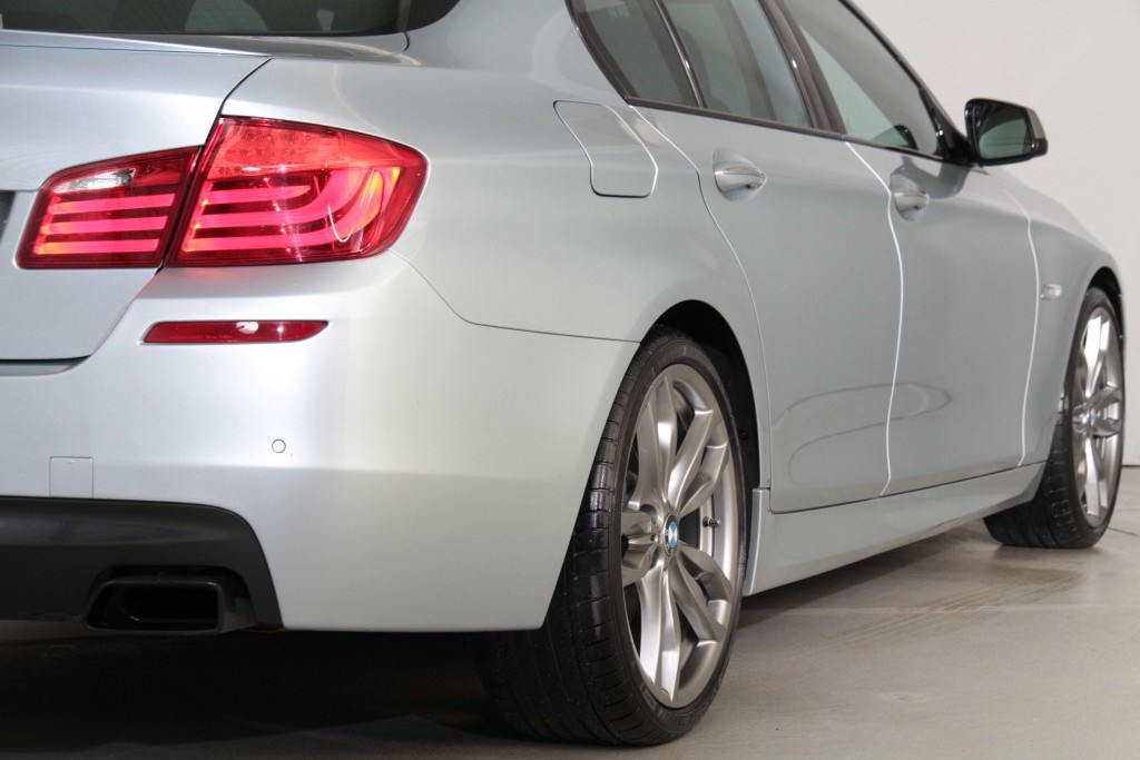 BMW 5 Serie M550d X-Drive HUD/ACC/Merino/Individual Aut8 1ste eigenaar Foto 24