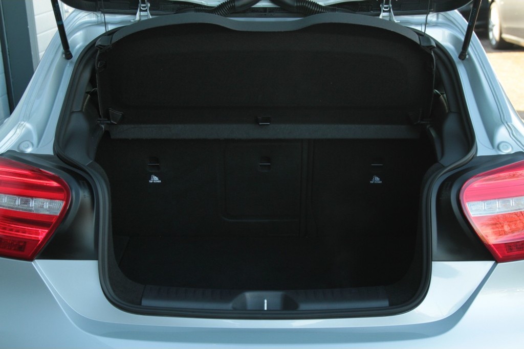 Mercedes-Benz A-Klasse 250 Sport AMG/Leer/Navi/ Xenon/Pts Aut7 Foto 12