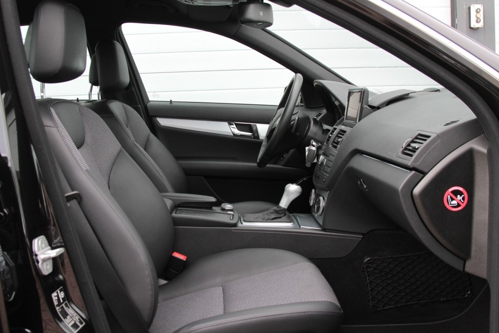 Mercedes-Benz C-Klasse 250 CGI BE Avantgarde AMG Comand/ILS Aut5 Foto 3