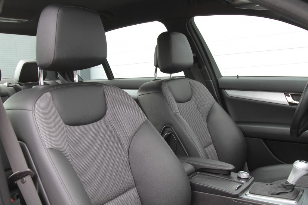 Mercedes-Benz C-Klasse 250 CGI BE Avantgarde AMG Comand/ILS Aut5 Foto 6